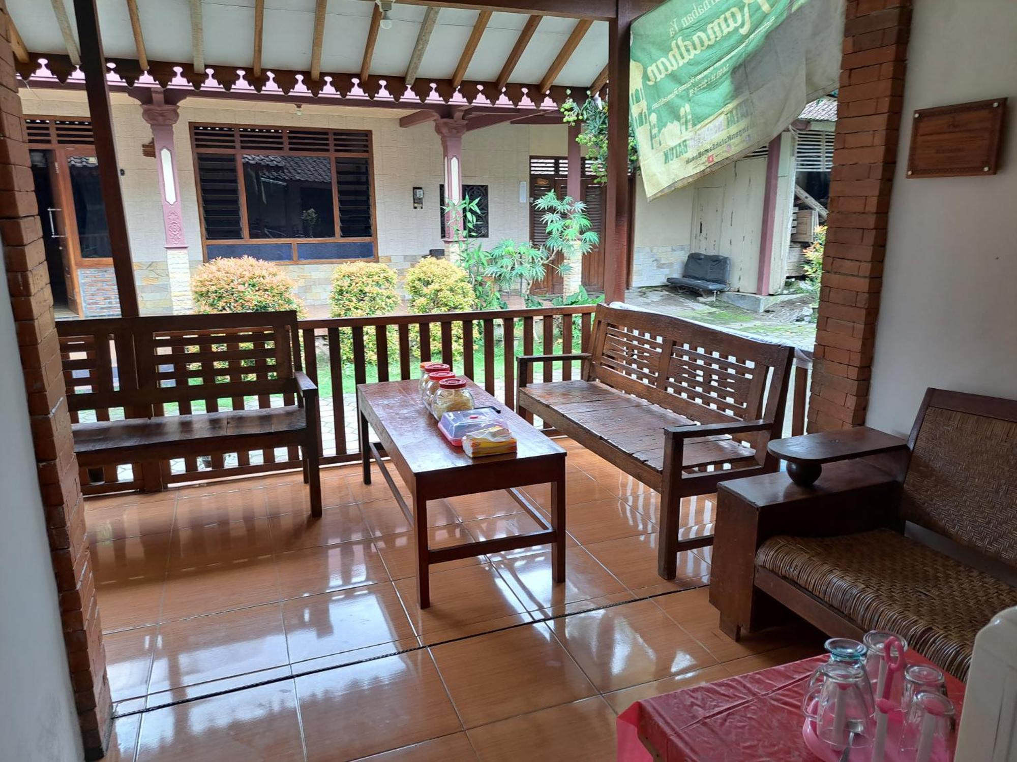 Romadhoni Homestay Магеланг Екстериор снимка